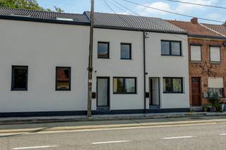 <span>Bent u opzoek naar een instapklare woning? Deze prachtige gerenoveerde woning op is gelegen op een zeer gunstige locatie, afgewerkt met hoogwaardige materialen. </span><br /><br /><span>Dit pand is gelegen in Aarschot nabij het centrum met een perfecte verbinding naar omliggende gemeentes, winkels, openbaar vervoer en ontspanningsmogelijkheden.</span><br /><br /><span>Afgewerkt met hoogwaardige materialen zoals parketvloer, duurzame tegels, draaikiepramen, voldoende isolatie rond de hele woning, ingewerkte spotverlichting, etc.<br /><br /></span>Met een bewoonbare oppervlakte van 108m² en 3 slaapkamers met tuin en autostaanplaats is het heerlijk vertoeven in deze woning. <br /><br /><strong>Gelijkvloers</strong><span>: Inkom, gastentoilet, leef/-eetruimte, volledig geïnstalleerde keuken, opbergruimte en toegang tot de tuin.</span><br /><br /><strong>1ste verdieping</strong><span>: nachthal, badkamer (douche in bad &amp; wastafel), toilet en 2 ruime slaapkamers.<br /><br /></span><strong>2de verdieping:</strong> Toegang met een vaste trap, ingerichte zolder als slaapkamer.<br /><br />De autostaanplaats is inclusief de vermelde prijs, kleine afwerkingen worden nog gedaan voor de akte.<br /><br /><span>Kenmerken:</span><br /><span>- EPC: 109 kWh/(m²/jaar) -> label B !</span><br /><span>- 3 slaapkamers</span><br /><span>- Elektriciteit = conform</span><br /><span>- CV op gas</span><br /><span>- Volledig vernieuwd</span><br /><span>- Geïnstalleerde keuken</span><br /><br /><span>Interesse in dit pand? Aarzel dan niet en neem snel contact op met ons!</span>