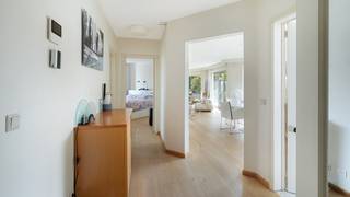 Cet agréable appartement au rez-de-chaussée vous offre une combinaison idéale de confort et d’espace extérieur. Vous serez accueilli dans un spacieux et lumineux séjour donnant sur le jardin ensoleillé orienté plein sud – l’endroit parfait pour se détendre en toute tranquillité.<br /><br />Dans le prolongement, vous trouverez une cuisine fermée, pratique et bien agencée, offrant de nombreux espaces de rangement. L’appartement dispose également de deux chambres à coucher ainsi que d’une salle de bains avec douche à l’italienne.<br /><br />Atouts supplémentaires : une cave au niveau -1 et, au deuxième étage, un espace commun prévu pour installer votre machine à laver.<br /><br />Il est également possible d’acquérir un emplacement de parking au prix de 70 000 euros.<br /><br />En résumé, une belle opportunité pour ceux qui souhaitent vivre de plain-pied avec un agréable espace extérieur !<br /><br />Intéressé(e) ?<br /><br />Appelez : 050 60 99 70<br />Mail : info@immodenil.be
