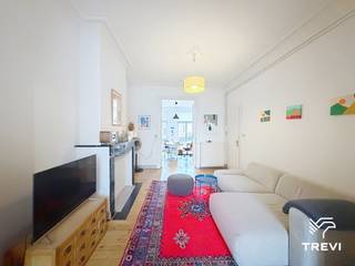 <p><strong>SINT-GILLIS: Dicht bij het Park van Vorst en het gemeenteplein van Sint-Gillis, bevindt zich dit mooie appartement met één slaapkamer van ±87m² op de 3e verdieping van een gebouw met lift. Het appartement bestaat uit een woonkamer van ±17m², een eetkamer van ±17m² met een berging en een balkon op het zuidwesten, een ingerichte keuken (oven, gaskookplaat, dampkap en aansluiting voor een vaatwasser), een slaapkamer van ±13m² en een badkamer met toilet. Lasten: 90€/maand Inclusief de gemeenschappelijke delen, koud water en afstand-van-verhaalverzekering. EPC: D-. Beschikbaar vanaf 01/12/2026.</strong></p>
<p><u>Gelegen op de 3e verdieping met lift:</u></p>
<ul>
<li>Woonkamer: ±17m²</li>
<li>Eetkamer: ±17m² met berging en balkon op het zuidwesten</li>
<li>Ingerichte keuken (oven, gaskookplaat, dampkap en aansluiting voor een vaatwasser)</li>
<li>Slaapkamer: ±13m²</li>
<li>Badkamer met toilet</li>
</ul>