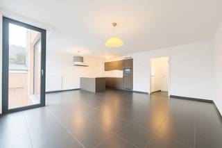 <p>In de verzorgde Residentie Debbautshoek bevindt zich dit instapklare en energiezuinige 1-slaapkamerappartement op de eerste verdieping, gelegen langs de Assenedesteenweg in Zelzate. Dankzij de centrale ligging, de moderne afwerking en de aanwezigheid van een ondergrondse autostaanplaats en kelderberging, is dit appartement een ideale opportuniteit voor starters of investeerders.<br /><br />Indeling:<br />Het appartement omvat:<br />Een lichtrijke leefruimte met open ingerichte keuken, voorzien van oven, vaatwasser, koelkast en elektrische kookplaat<br />Apart toilet<br />Berging met aansluiting voor wasmachine<br />1 volwaardige slaapkamer<br />Aansluitende badkamer met douche en lavabo<br />Extra troeven<br />✔ Ondergrondse autostaanplaats, bereikbaar via autolift<br />✔ Privatieve kelderberging<br />✔ EPC-label A – energiezuinig en lage verbruikskosten<br />✔ Instapklaar<br />✔ Ideaal voor eigen bewoning of als investeringspand<br /><br />Ligging &amp; omgeving<br />Het appartement geniet van een uitstekende en centrale ligging. In de directe omgeving bevinden zich tal van winkels en dagelijkse voorzieningen zoals bakkerijen, slagerijen, supermarkten en horecazaken. Ook openbaar vervoer en belangrijke invalswegen zijn vlot bereikbaar, wat zorgt voor een praktische en aangename woonomgeving met alles binnen handbereik.<br />Interesse?<br />Bent u op zoek naar een comfortabel appartement met een centrale ligging, energiezuinig karakter en extra bergruimte?<br />Aarzel niet en neem contact op voor meer informatie of een bezoek.<br /><br /><br />📞 Barbara Ameye – 0492 16 61 07<br />📧 barbara@demeester.be</p>