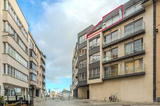 This bright duplex apartment for sale is located on the fourth and fifth floors of the recent Orient Express residence along Pastoor Pypestraat in Ostend. Thanks to this central yet quiet location, you are just a few steps away from the station, the Visserskaai and many amenities! Layout: * Fourth floor: - entrance hall- bright living space with an adjoining pleasant terrace where you can enjoy an open view - open kitchen equipped with a sink, dishwasher, microwave and fridge with freezer- separate toilet with hand wash basin- storage room with washing machine connection* Fifth floor: - night hall- bathroom with bathroom furniture, rain shower and toilet- bedroom 1- bedroom 2In addition, you can make use of the easily accessible communal bicycle shed. Pluses: - recent building- positive electrical inspection- full bedrooms (there can be a double bed in both rooms)- central location- open view- communal bicycle shed- waste roomAre you looking for a spacious, ready-to-move-in 2-bedroom apartment in the middle of Ostend's bustling city center? Then schedule a viewing quickly!