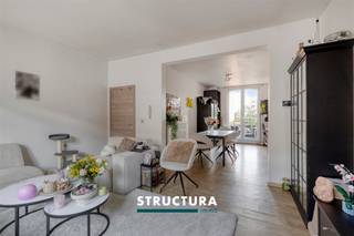 In Lebbeke bevindt zich dit aangename duplex appartement met een bewoonbare oppervlakte van ca. 91 m². De combinatie van de ruime leefoppervlakte, de indeling over twee verdiepingen en het terras zorgt voor een comfortabel appartement met een echt woongevoel.De leefruimtes genieten van een aangename lichtinval en bieden voldoende plaats voor een gezellige zithoek en eetruimte. Het duplexkarakter creëert bovendien een duidelijke scheiding tussen de verschillende woonfuncties. Het appartement beschikt over één slaapkamer en een terras, ideaal om buiten te genieten.Ook op energetisch vlak scoort het appartement goed dankzij het gunstige EPC-label B.Karakteristieken•Bewoonbare oppervlakte van ca. 91 m²•Duplex appartement•1 slaapkamer•Terras•EPC-label B•Ruime en praktische indeling•Gelegen in LebbekeEen interessant appartement voor wie op zoek is naar een ruime éénslaapkamerwoning met terras en een gunstige energiescore.
