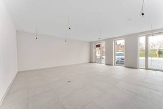 Deze gelijkvloerse handelsruimte van 76m² op commerciële ligging is te koop in Vichte. Het handelspand is gelegen in residentie Rembrandt en...