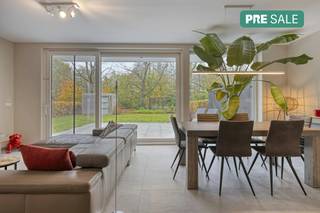 De ideale ligging van dit appartement draagt bij aan een heerlijke woonervaring. Gelegen in een rustige entiteit, geniet u van privacy en rust, terwijl alle voorzieningen toch dichtbij zijn. Het bevindt zich in een prachtige parkomgeving en combineert het gemak van een gelijkvloerse woning met een private buitenruimte.Wat het wooncomfort betreft, is dit appartement tot in de puntjes afgewerkt. Er werd veel aandacht besteed aan zowel comfort als afwerking, wat betekent dat het appartement instapklaar is.INDELING:- inkomhal met afzonderlijk toilet- leefruimte met grote raampartijen die zicht bieden op de tuin- uitgeruste keuken- 2 slaapkamers - badkamer met inloopdouche en lavabomeubel- berging/wasruimte- garage- kelderbering- tuin met ruim terras ( 71m²) en tuinhuisEen absoluut uniek pluspunt is de private buitenruimte: u geniet hier van een eigen private tuin waar u kunt tuinieren of ontspannen. Bovendien beschikt u over een ruim, zongericht terras dat de ideale plek vormt voor een kopje koffie of een gezellig moment in de namiddagzon. Inbegrepen in de verkoop is een privégarage en een kelderberging die u extra opslagruimte biedt.Dit instapklare gelijkvloers appartement met 2 slaapkamers is de perfecte keuze voor wie op zoek is naar rust en comfortabel leven.Wilt u de rust van deze parkomgeving zelf ervaren? Vraag dan nu uw bezoek aan!De eigendom wordt aangeboden via de Pre-sale formule. Op 13/12/2025 tussen 10:00 en 12:00 kan u de woning op afspraak komen bezichtigen en een bod uitbrengen. De vermelde prijs is een instelprijs. Voor meer info, gelieve contact op te nemen met de dossierverantwoordelijke.