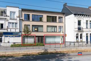<p><span>HOBOKEN | ZEER RUIM EN VERZORGD GELIJKVLOERSAPPARTEMENT MET DRIE TOT VIER SLAAPKAMERS EN GROTE TUIN | EPC D |</span></p><p><span>Indeling als volgt : inkomhal met vestiairehoek - zeer ruime woonkamer (ca. 60m²) met veel lichtinval - berghok - geïnstalleerde keuken met toegang tot de tuin - badkamer met ligbad/douche en toilet - 3 of 4 slaapkamers - private kelder met aansluiting wasmachine en kelder.</span></p><p><span> </span></p><p><span>EXTRA TROEVEN :</span></p><p><span>- Centrum ligging nabij openbaar vervoer en winkels</span></p><p><span>- Totale bruto bewoonbare oppervlakte ca. 200m²</span></p><p><span>- Vernieuwd en geïsoleerd dak</span></p><p><span>- Vernieuwde ramen achteraan</span></p><p><span>- Zeer grote tuin ca. 300m²</span></p>