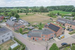 In het rustige en groene Heffen vind je dit charmante appartement op de eerste verdieping van een kleinschalig gebouw. Een ideale plek voor wie...