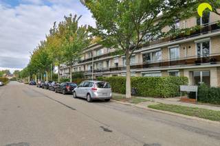<p><span>Op wandelafstand van het centrum van Edegem vinden we dit volledig gerenoveerd appartement (95m²) met 2 slaapkamers en een praktische kelderberging. Een garagebox achter het gebouw kan bij aangekocht worden aan € 25.000 euro. </span></p><p><span>Het appartementsgebouw, dat dateert van 1977, is gelegen in een rustige woonbuurt, in directe nabijheid van scholen, centrum Edegem, winkels, verbindingswegen en ga zo maar door.</span></p><p><span>Het gebouw zelf wordt goed onderhouden. Er zijn geen aanstaande kosten. Het dak is reeds conform aan de isolatienormen van 2020.</span></p><p><span> </span></p><p><span>Het appartement beschikt overal over dubbele beglazing met aluminium en pvc schrijnwerk. De individuele centrale verwarming verloopt op gas (recente brander). De elektriciteit werd al wel vernieuwd maar voldoet niet aan de voorschriften van het AREI. Er dienen enkele kleine zaken aangepakt te worden.</span></p><p><span> </span></p><p><span>Indeling:</span></p><p><span> </span></p><p><span>We betreden het appartement in de ruime inkomhal met gastentoilet en ingebouwde vestiaire. </span></p><p><span>Zowel de leefruimte (op parket) als de volledig vernieuwde keuken voorzien van alle comfort vinden we vooraan in het appartement. Hier is ook airco voorzien.</span></p><p><span>Centraal in het appartement vinden we de badkamer met douche, dubbele lavabo en aansluiting voor was-en droogmachine.</span></p><p><span> </span></p><p><span>De slaapkamers bevinden zich aan de achterzijde van het gebouw. Beide slaapkamers kijken uit op groen.</span></p><p><span>Er zijn ook overal elektrische rolluiken voorzien.</span></p><p><span> </span></p><p><span>De vaste maandelijkse kosten bedragen circa 120 euro/maand (provisie water, blokpolis, syndicus en onderhoud gemeenschappelijke tuin).</span></p><p><span> </span></p><p><span>Achter het gebouw is er een gemeenschappelijke tuin waar u te midden van het groen tot rust kan komen.</span></p><p><span>Inclusief in de prijs een handige kelderberging. De garagebox kan bij aangekocht worden maar dit is geen verplichting.</span></p><p><span> </span></p><p><span>Graag som ik voor u nog even de pluspunten op van dit prachtige appartement:</span></p><p><span> </span></p><ul><li><span>Centrale locatie, op wandelafstand van het centrum van Edegem en in directe nabijheid van openbaar vervoer, winkels, scholen, ...</span></li><li><span>2 volwaardige slaapkamers </span></li><li><span>Overal dubbele beglazing met aluminium en pvc schrijnwerk, airco in leefruimte/keuken, centrale verwarming op gas</span></li><li><span>Gebouw goed onderhouden: geen aanstaande kosten. </span></li><li><span>Mogelijkheid garagebox achter gebouw bij aan te kopen aan € 25.000</span></li><li><span>Praktische kelderberging inclusief</span></li></ul><p><span> </span></p><p><span>EPC: 191 kWh/m² (B-label)</span></p><p><span>P-score A, G-score A</span></p><p><span> </span></p><p><span>Voor een bezoek ter plaatse kan u ons contacteren op het nummer 03 449 42 41 of mail ons via hallo@habicom.be.</span></p><p><span>Benieuwd naar de waarde van jouw woning? Check het gratis op <span>www.watismijnhuiswaard.be</span></span><span> </span></p><p><span> </span></p>