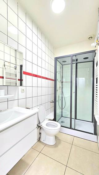 Indeling van het appartement:- Keuken met kookvuur op gas, koelkast, oven.- Leefruimte.- Badkamer met douche, lavabo en toilet.Kenmerken:Centrale...