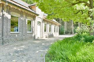 Stap binnen in een oase van rust, omringd door natuur, waar comfort en charme hand in hand gaan. Deze prachtige woning ligt op een perceel van 7.335 m², met de mogelijkheid om uit te breiden tot maar liefst 28.690 m². Dankzij de royale oppervlakte en de landelijke ligging is dit bovendien de ideale plek voor het houden van weidedieren.<br /><br />Bij het betreden van de woning komt u in een ruime inkomhal met gastentoilet. Op het gelijkvloers bevindt zich een volwaardige slaapkamer met een ensuite badkamer, uitgerust met een ligbad en een lavabomeubel, ideaal voor wie gelijkvloers wil wonen of gasten wil ontvangen in alle comfort.<br /><br />De royale leefruimte van 51 m² baadt in het natuurlijk licht dankzij de grote raampartijen die een prachtig zicht bieden op de groene voortuin. Aansluitend vindt u een open keuken, volledig uitgerust met moderne apparatuur, een droom voor elke kookliefhebber.<br /><br />De veranda van 40m² zorgt voor een overvloed aan lichtinval en is ideaal om te vertoeven met prachtig zicht op de groene omgeving gedurende het jaar door.<br /><br />Op de eerste verdieping bevinden zich nog twee volwaardige slaapkamers en een handige tussenruimte die u flexibel kan inrichten, bijvoorbeeld als bureau, hobbyruimte of extra dressing.<br />Kom deze unieke woning zelf ontdekken en laat u betoveren door de rust, het comfort en de ruimte.<br /><br />De vermelde prijs is een richtprijs. Elk bod, hoger of lager, wordt voorgelegd aan de eigenaar, die zich het recht voorbehoudt om dit te aanvaarden of te weigeren.