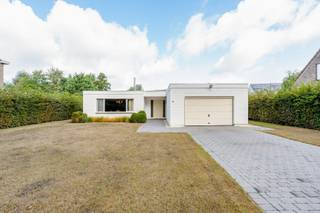 Deze ruime woning, gelegen aan Kuitenberg 29 te Lievegem, bevindt zich op een mooi perceel van maar liefst 1.150 m² en biedt met een bewoonbare oppervlakte van 217 m² heel wat ruimte en mogelijkheden.<br /><br />De woning werd gebouwd in 1976 en beschikt over een praktische en comfortabele indeling.<br /><br />U wordt verwelkomd in de inkomhal, die toegang biedt tot de ruime woonkamer, open bureauruimte en keuken. Verder beschikt de woning over een badkamer met ligbad en douche en drie volwaardige slaapkamers. De inpandige garage zorgt voor extra comfort en praktische bergruimte.<br /><br />Buiten geniet u van een ruim terras en een royaal perceel rondom de woning. Een aangename plek om in alle rust van de buitenruimte te genieten. Het aanwezige tuinhuis biedt bovendien extra opbergruimte voor tuinmateriaal, fietsen of andere benodigdheden.<br /><br />Troeven: ruim perceel van 1.150 m² – 217 m² woonoppervlakte – 3 slaapkamers – inpandige garage – tuinhuis - ruim terras.