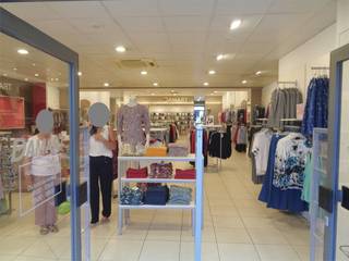 Opbrengsteigendom (bestaande uit een handelsgelijkvloers + bovengelegen appartement) te koop, gelegen in het volle centrum van Hoei op...