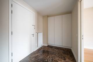 Serviceflat 34 van ca. 93 m² is gelegen op de tweede verdieping en omvat oa. een ruime inkomhal, apart toilet, open ingerichte keuken met aanpalende berging, mooie leefruimte, 1 slaapkamer, een badkamer met ligbad en douche, ondergrondse private berging (nr 23) en een terras van ca. 3 m².<br /><br />Residentie Jacobsmarkt omvat 65 hoogwaardige, door de Vlaamse Overheid erkende service-appartementen en is gelegen op een uitzonderlijk mooie locatie in hartje Turnhout. Volledig uitgerust met ontvangstbalie, koffiehoek, fitness, sauna/hammam, een restaurant, enz... biedt dit project het meest volledige en smaakvol alternatief voor wie meent dat het tijd wordt om echt rustig te gaan genieten.<br /><br />Genieten, is dan ook het sleutelbegrip, want naast de nabijheid van alle Turnhoutse stadsfaciliteiten, geniet de koper van een dergelijke service-appartement de mogelijkheid tot service 'op maat'. Gaande van ontbijt en warme maaltijden op het appartement tot volledige medische dienstverlening.<br /><br />Bijzonderheden: <br />- Mogelijkheid ondergrondse parkeerplaats (P23) optioneel aan te kopen.<br />- Dit appartement wordt verkocht onder het stelsel van registratierechten.<br />- Unieke ligging nabij winkels, cultureel centrum, horeca, etc.<br />- Hoge afwerkingsgraad: parket &amp; natuurstenen vloeren, ingemaakte kasten,...<br />- Hoge veiligheid d.m.v. bewaking/permanentie, badgesysteem, ondergrondse parking, camerabewaking, ...<br />- Ecologisch geoptimaliseerd gebouw door bvb gemeenschappelijk verwarmingssysteem (25% energiebesparing), individueel digitaal gemeten, hoge isolatienormen, etc.<br />- Vrijheid voor keuze van diensten.<br />- Mede-eigenaar van alle gemeenschappelijke ruimtes.