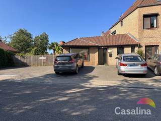 CASALINA Real Estate biedt exclusief te koop aan : Commerciële gelijkvloers – ideaal voor vrije beroepen.Gelegen aan de Mechelsesteenweg, op een...