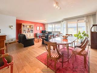 Heel ruim en KWALITATIEF INGERICHT DUPLEXAPPARTEMENT met DRIE SLAAPKAMERS, TWEE BADKAMERS, ZONNIGE TERRASSEN én een PRIVATE GARAGEBOX vormt...