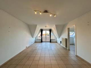 Deze residentie bevindt zich op een uitstekende ligging, vlak bij het hart van het bruisende Tielt.<br />Het appartement ligt binnen de stadsring, op wandelafstand van het centrum, scholen, winkels, sportfaciliteiten en gezellige horecazaken.<br /><br />Het appartement is bereikbaar via een gemeenschappelijke lift of trap en omvat een inkomhal met gastentoilet, extra berging. Verder komt u in de lichte en ruime leefruimte met grote ramen die zorgen voor een overvloed aan natuurlijk daglicht, een uitgeruste keuken met aanpalende berging met aansluitingen voor wasmachine en droogkast.<br /><br />Daarnaast beschikt het appartement over twee slaapkamers, een badkamer met dubbele lavabo, ligbad en douchemogelijkheid.<br />Verder biedt dit instapklaar appartement een praktische indeling met voldoende ruimte en comfort  en een privatieve garage.<br /><br />Tot slot geniet dit appartement over centrale verwarming op gas, conforme elektrische keuring, gunstige ligging, mooi zich,... <br /><br /><strong>Goed om weten:</strong><br />Basishuurprijs: €720,-/maand<br />Provisie: €50,-/maand<br />Garage: €50,-/maand (verplicht bij te huren)<br />Vrij vanaf heden<br /><br /><strong>Ook wild geworden van deze thuis? <br />Twijfel niet langer en leg vandaag nog uw bezoek vast! </strong>