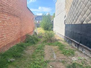 <p><span>Centraal en rustig gelegen bouwgrond van 181 m² in de Moretusstraat te Hoboken. Voor de plannen kan u ons rechtstreeks contacteren. Het centrum van Hoboken, scholen en openbaar vervoer zijn vlakbij en makkelijk te bereiken. </span></p><p><span> </span></p><p><span>Bouwvolume</span><span>:</span></p><p><span>Voor dit pand zou een bouwvolume van 2 bouwlagen onder een hellend dak gunstig kunnen worden geadviseerd</span></p><ul><li><span>Een maximale bouwdiepte op het gelijkvloers van 17 m.</span></li><li><span>Een maximale bouwdiepte op de eerste verdieping van 13 m.</span></li><li><span>Een maximale bouwdiepte van de daklaag van 9 m.</span></li></ul><p><span>Deze bouwdieptes liggen in lijn met de bouwdieptes die werden aangegeven via het stedenbouwkundig attest uitgezonderd de eerste verdieping waarbij er toen een bouwdiepte van 10,73 m werd voorgesteld door de aanvrager.</span></p><p><span> </span></p><p><span>Programma</span><span>:</span></p><p><span>Gelet op de beperkte grootte van het pand zal een eengezinswoning het meest aangewezen zijn om te voorzien op deze locatie. Een meergezinswoning kan aanvaard worden onder voorbehoud dat er voldaan wordt aan de diverse eisen van de bouwcode. Om dit te beoordelen dient er een concreet voorontwerp te worden voorgelegd. Aan de hand van de beschikbare informatie heb ik louter een vermoeden dat het pand en perceel te beperkt zijn van omvang om een kwalitatieve meergezinswoning te voorzien met 3 units.</span></p><p><span> </span></p><p><span>Verder blijven de andere voorschriften van <span>bouwcode</span></span><span> van kracht en moet het ontwerp nog altijd voldoen aan de overige geldende wetgeving inzake toegankelijkheid, brandveiligheid en de wetgeving op lichten en zichten, watertoets, hemelwaterverordening, stikstofdecreet</span></p><p><span> </span></p><p><span> </span></p><p><span> </span></p><p><span>Voor heel ons aanbod ga naar www.hansimmo.be.</span></p><p><span> </span></p>