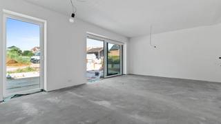 Immo3000 presenteert met trots Ganzendries8, een exclusief nieuwbouwproject op een toplocatie aan de Ganzendries in Pellenberg. Dit project omvat slechts 5 hoogwaardige units en combineert ruimtelijkheid en luxueus wonen in het groene hart van Lubbeek. Gelegen op een steenworp van Leuven en Tienen, biedt deze locatie een uitstekende bereikbaarheid via alle invalswegen. U heeft nog keuze mbt de keuken, vloeren en sanitair. Oplevering bij akte!<br /><br />Het gebouw omvat:<br /> 2 duplexappartementen met 3 slaapkamers (136 m² en 144 m²)<br /> 2 appartementen met 1 slaapkamer (mogelijkheid tot 2 slaapkamers, 88 m²) (1 reeds verkocht!)<br /> 1 royaal penthouse met 3 slaapkamers (175 m²)<br /><br />De residentie biedt tal van troeven:<br /> Energiezuinige lucht-water warmtepomp (E-peil ≤ 30)<br /> Combinatie aluminium-houten ramen voor optimale isolatie<br /> Ruime westgeoriënteerde terrassen, ideaal om te genieten van de zon<br /> Moderne lift en grote parkeerkelder (prijs: € 25.000, mogelijkheid tot laadpaal)<br /> Individuele bergingen en hoogwaardige buitenaanleg<br /><br />Laat u verrassen door de stijl en kwaliteit van dit unieke project.<br /><br />Interesse? Neem contact op via 016 60 3000 of mail naar info@immo3000.be en plan uw werfbezoek ter plaatse!