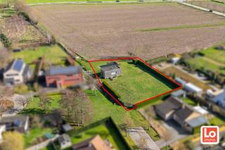 <span>Dit mooie perceel bouwgrond van ca. 1435 m² met poolhouse/polyvalente ruimte en zwemvijver biedt een <strong>open uitzicht op de achterliggende weilanden</strong> en ligt in een rustige doodlopende straat in de wijk 'Lobos'. Met een perceelbreedte van ca. 30 meter en een diepte van ca. 48 meter biedt dit perceel alle ruimte om uw droomwoning in open bebouwing te realiseren. Er is GEEN bouwverplichting.</span><span><span><span><span><span><span><span><span><span><span><span><span><span><span><span><span><span><span><span> </span></span></span></span></span></span></span></span></span></span></span></span></span></span></span></span></span></span></span><br />De historische Rozelaar- en Kasteeldreef bevinden zich op fietsafstand net als het idyllische Kasteelpark van Beervelde. Winkels, supermarkten en restaurants in het centrum van Lochristi zijn vlot bereikbaar, net als het station van Beervelde, het openbaar vervoer en de uitvalswegen R4, E17 en E40.<br />Voor meer informatie, stedenbouwkundige inlichtingen en/of een bezoek ter plaatse kan u een mail sturen naar gunther@loimmo.be met vermelding van uw naam en mobiel telefoonnummer. Wij nemen contact met u op.