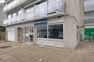 <strong>Handelsruimte recht tegenover AZ Monica, vrij te benutten als kantoor, winkel, praktijk, ... </strong><br /><br /><strong>Indeling:</strong><br />Men komt meteen binnen in een <strong>grote open ruimte van ca. 150m²</strong>, momenteel ingericht als HoReCa, maar ideaal als <strong>winkel, kantoor en/of praktijk</strong>. De raampartijen vooraan in een hoek, zorgen voor <strong>extra visibiliteit.</strong> <br />Centraal vindt men een keuken terug met berging, toiletten (M/V). Achteraan, een lounge / 2de berging, waarvan de scheidingswand met het grootste gedeelte verwijderd kan worden (geen draagmuur). Beide bergingen zijn bereikbaar via een zij-ingang om te <strong>laden en te lossen</strong>. <br /><br /><strong>Bijzonderheden:</strong><br /><strong>Twee autostaanplaatsen</strong> rechts van het gebouw;<br />Maandelijkse kosten: ca. 350,- EUR / maand <em>[Beheer; verbruik/onderhoud algemene delen + provisie verwarming en voorschot onroerende voorheffing];</em><br /><br /><strong>Ligging:</strong><br /><strong>Strategisch</strong> gelegen vlak aan <strong>AZ Monica. </strong>Het handelsgelijkvloers ligt in een residentiële wijk met alle faciliteiten om de hoek, incl. openbaar vervoer recht voor de deur.