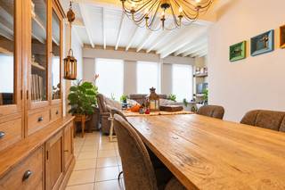 Deze halfopen bebouwing met 3 slaapkamers en garage heeft een charmante cottage-uitstraling en een warme, huiselijke sfeer. De houten accenten en gezellige leefruimte geven de woning extra karakter, terwijl de koer en garage voor bijkomend comfort zorgen.<br /><br />Via de inkomhal kom je binnen in de eetkamer, die aansluit op de leefruimte. Verder bevinden zich op het gelijkvloers de keuken en de badkamer, uitgerust met een douche en toilet. <br /><br />Achteraan beschikt de woning over een gezellige koer waar je in alle rust buiten kan zitten. De garage vormt een bijkomende troef en biedt plaats voor een wagen en extra opbergruimte.<br /><br />Op de 1ste verdieping bevinden zich 3 slaapkamers. 2 slaapkamers zijn rechtstreeks bereikbaar, terwijl de 3de slaapkamer toegankelijk is via één van de andere kamers. Daarnaast is er nog een zolder aanwezig, ideaal als extra opbergruimte.<br /><br />Een karaktervolle halfopen bebouwing met cottage-elementen, 3 slaapkamers en garage, ideaal voor wie op zoek is naar een gezellige woning op een centrale ligging.<br /><br />Wij leiden je graag rond!
