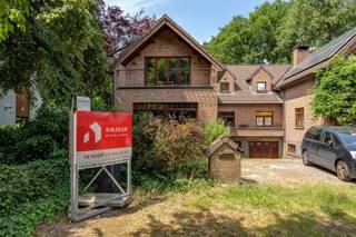 <p><span>Karaktervolle half open villa met grote tuin 1.189m² in een rustige straat.</span></p><p><span> </span></p><p><span>De Schout De Moorstraat in Brasschaat is een charmante, rustige straat omgeven door prachtig onderhouden woningen en weelderig groen. Met nabijgelegen parken zoals het Peersbos, kan je genieten van serene wandelingen en buitenactiviteiten. Ondanks de rustige omgeving liggen diverse voorzieningen zoals winkels, scholen sportfaciliteiten binnen handbereik. De hechte gemeenschap met vriendelijke buren maakt het plaatje compleet. </span></p><p><span> </span></p><p><span>+ Degelijk gebouwde half open woning</span></p><p><span>+ Ruime garage en kelders</span></p><p><span>+ EPC D: Geen renovatie verplichting!</span></p><p><span>+ Grote tuin </span></p><p><span>+ Elektrische installatie conform bij akte</span></p><p><span>+ Grond is volledig omheind</span></p><p><span> </span></p><p><span>Deze unieke te renoveren villa is handig ingedeeld en biedt alle potentieel, en wordt verkocht door eerste eigenaar-bouwheer.</span></p><p><span>Binnenkomen langs de inkomhal met gastentoilet. Daarachter de grote living en aparte keuken met extra berging. Op het gelijkvloers is de eerste slaapkamer of bureau met ensuite badkamer.</span></p><p><span>Op de eerste verdieping bevinden zich 3 grote  slaapkamers, badkamer met baddouche, lavabo en een aparte toilet. De kamer vooraan heeft een terras.</span></p><p><span>De kelder bestaat uit een garage, wasplaats en CV-ruimte, en ontspannings-/speelkelder.</span></p><p><span> </span></p><p><span>Interesse in deze unieke woning met talloze mogelijkheden? </span></p><p><span>Aarzel niet en neem contact op via 03/646.66.55 of info@sinjoor.be. </span></p><p><span> </span></p><p><span> </span></p>