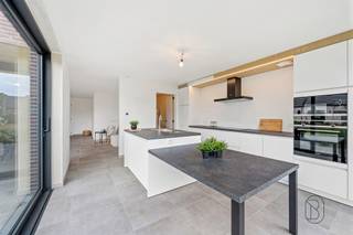 <p><br />Kwalitatieve moderne afgewerkte ruime nieuwbouwwoning met 3 SLK! Topgelegen: in een rustige, doodlopende straat doch dichtbij winkels, scholen, openbaar vervoer, etc. Indeling: inkomhal met apart toilet, grote lichtrijke leefruimte met open geïnstalleerde keuken met EILAND en extra ontbijthoek, handige grote berging en wasplaats, grote garage met sectionale poort. Volledig aangelegd TERRAS en OPRIT! Op het eerste verdiep bevinden zich de nachthal, 3 volwaardige slaapkamers, apart toilet en de badkamer (dubbele lavabo, ligbad & inloopdouche). Via zolderluik ruime zolder aanwezig. TROEVEN: ENERGIEZUINIG, warmtepomp met vloerverwarming, 8 zonnepanelen aanwezig, 2 regenwaterputten van 10.000 l en aangesloten, hoogrendementsglas met aluminium raamkozijnen, kwalitatieve materialen. + 21% BTW. Meer info of een bezoek: charlotte@immobeguin.be of 0470 38 47 88.</p>