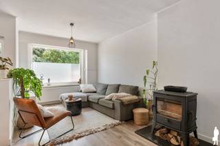 <strong>Huurprijs: 1.100 EUR per maand<br />Kosten plaatsbeschrijving zijn 50/50 te delen door huurder en verhuurder<br />Huurwaarborg = 3 maanden huur<br />Beschikbaar: 01/11/2026<br /></strong>
<p><strong>BEZOEK AANVRAGEN EN KANDIDAAT STELLEN VIA ONZE WEBSITE: www.deboerenpartners.be</strong><br />Indien u een bezoek wenst aan te vragen aan dit eigendom te huur, dan kan dit enkel via het aanvraagformulier op onze website. U zoekt het betreffende eigendom onder ons 'aanbod te huur', en klikt daarna bovenaan op 'bezoek inplannen'.<br />Daarna doorloopt u alle stappen en vult u de gevraagde gegevens in. Wij behandelen uw aanvraag binnen de 2 werkdagen en contacteren u daarna. Omwille van het grote aantal aanvragen, worden verzoeken via Immoweb, Immoscoop of Spotto niet behandeld.<br /><br />Beschrijving van de woning:<br />Bij het betreden van de woning komt u terecht in de lichtrijke leefruimte, die naadloos overgaat in de eetplaats en de open keuken. Dankzij de grote raampartijen geniet het gelijkvloers van een overvloed aan natuurlijk daglicht, wat zorgt voor een aangename en warme woonomgeving. De moderne keuken is volledig uitgerust met alle nodige toestellen en beschikt over een stijlvol kookeiland met ontbijtruimte, ideaal voor een gezellige start van de dag of een aperitief met vrienden.<br /><br /><span></span>Verder bevinden zich op het gelijkvloers een apart gastentoilet en een praktische kelder, die extra bergruimte biedt. Aansluitend aan de leefruimte vindt u een gezellige, onderhoudsvriendelijke stadstuin waar u in alle rust kunt genieten van het buitenleven. Dankzij de privacy is dit de ideale plek om te ontspannen of gezellig te tafelen.<br /><br />Op de eerste verdieping bevindt zich een ruime slaapkamer en een stijlvolle badkamer, uitgerust met een ligbad, een afzonderlijke douche en een wastafel.<br />De tweede verdieping is momenteel ingericht als zolder, maar biedt tal van mogelijkheden. Deze ruimte kan perfect worden ingericht als hobbykamer, bureau, logeerkamer of extra bergruimte, afhankelijk van uw woonwensen.<br /><br />Deze instapklare woning is ideaal voor wie op zoek is naar een gezellige stadswoning met veel licht, een aangename buitenruimte en een uitstekende ligging.<br /><br /><span>Bijzonderheden:</span><br />- Instapklare en goed onderhouden woning<br />- Gezellige, onderhoudsvriendelijke stadstuin met veel privacy<br />- Centrale ligging nabij scholen, winkels, openbaar vervoer en sportfaciliteiten<br />- Vlotte verbinding naar het stadscentrum en belangrijke invalswegen</p>