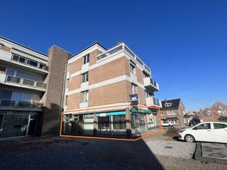 Een top commerciële ligging langs doorgaande weg, in Rekem. Met een vlotte verbinding naar M2, Value Retail, Maastricht en de op- en afritten van...