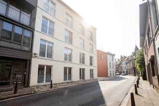 Op zoek naar een energiezuinig en modern appartement in centrum Aalst? Dan is dit gelijkvloerse appartement in de recente residentie Carlton precies wat je zoekt! Gelegen op een toplocatie, vlak bij winkels, openbaar vervoer en op wandelafstand van de Grote Markt, combineert dit appartement comfort met een uitstekende bereikbaarheid.<br /><br />De indeling is praktisch en doordacht: je komt binnen via een inkomhal met apart gastentoilet, waarna je meteen doorloopt naar de gezellige leefruimte met open keuken. De keuken is volledig geïnstalleerd en voorzien van alle moderne toestellen.<br /><br />De ruime slaapkamer sluit aan op een stijlvolle badkamer met inloopdouche en enkele wastafel. Aan de rustige achterzijde van het gebouw vind je een aangenaam terras.<br /><br />Extra troeven? Een handige bergruimte in het appartement, een private ondergrondse kelder én een autostaanplaats – inbegrepen in de prijs!. <br />Dit appartement is momenteel verhuurd aan 825,59 EUR/ maand + 50 EUR lasten. <br />Verkoop onder BTW-stelsel 21% - akte dient verleden te worden voor 01/12/2025.