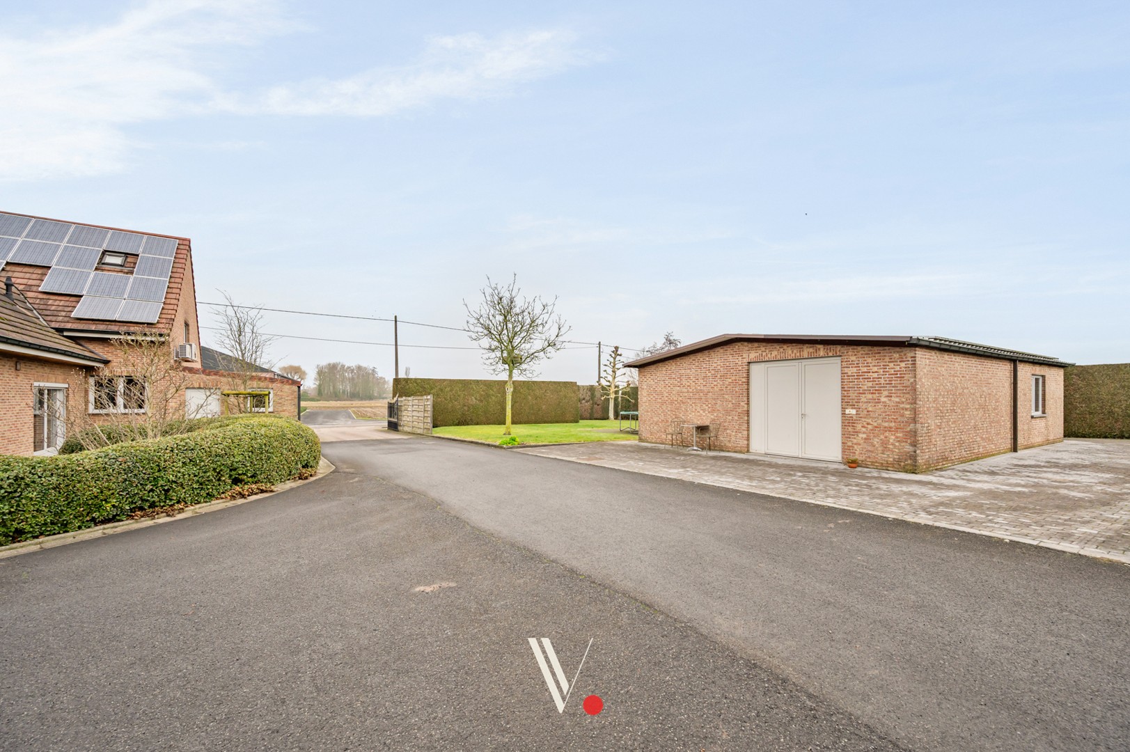 Alleenstaande woning op +/- 4.000 m² met magazijn en kantoor - foto 5