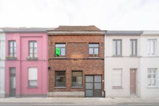 Deze gerenoveerde woning is gelegen in het centrum van Roeselare, op wandelafstand van scholen, winkels en horeca. <br />De woning werd recent van top tot teen gerenoveerd en beschikt over alle moderne comfort.<br /><br />De indeling is slim, ruim en lichtrijk tegelijk. <br />Op het gelijkvloers vinden we een inkomhal waar fietsen kunnen gestald worden, toilet, een aparte berging, kelder, bureauruimte en leefruimte met open keuken.<br />Op het verdiep vinden we drie slaapkamers en een ingerichte badkamer terug. <br />De zolder is bereikbaar via een vaste trap.<br /><br />Huurprijs: €925 per maand<br />Onmiddellijk beschikbaar.<br /><br />Is je interesse gewekt? Geef ons een seintje voor meer info of een bezoek!