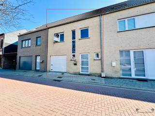 MODERNE & ENERGIEZUINIGE WONING TE HAMME MET GARAGE EN TUIN De woning omvat drie ruime slaapkamers op de 1ste verdieping & en een afgewerkte...