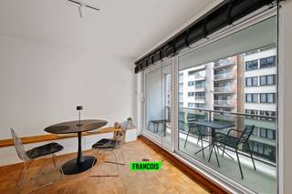 Gelegen in de welgekende Europagalerij, bevindt zich dit zorgvuldig onderhouden appartement op de tweede verdieping. In de onmiddellijke omgeving heeft u alle faciliteiten en bereikt u het strand in enkele stappen. Het station bevindt zich eveneens dichtbij waardoor het pand vlot bereikbaar is. <br /><br />Binnenin is er een logische indeling met optimaal gebruik van de ruimtes. Zo is er een lichtrijke woonkamer, met eet-en leefhoek. Deze sluit naadloos aan bij de keuken. Deze is functioneel uitgerust en geniet een moderne afwerking. <br /><br />Verder is er nog een ruime badkamer met bad/douchecombinatie en lavabo, het toilet is apart.<br /><br />Er is één ruime slaapkamer beschikbaar. <br /><br />Tot slot is er nog een groot terras aan de voorzijde van het pand. <br /><br />Dankzij de ligging, grootte en indeling is het pand uitermate geschikt voor zowel vaste bewoning als tweedeverblijf. <br /><br />Aarzel niet en neem contact op voor meer info of een afspraak! <br /><br />