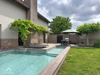<p>Instapklare villa op 1268m² in een rustige doodlopende straat nabij het centrum. De woning beschikt over een ruime inkomhal met vestiaire en gastentoilet, een bureau met wachtruimte, een lichtrijke leefruimte met open mezzanine en haard, een eethoek en een ruime leefkeuken voorzien van alle comfort met directe toegang tot de tuin met royaal terras en verwarmd zwembad. Verder is er nog een berging, wasplaats, kelder en inpandige garage met douchekamer aanwezig. Op de verdieping bevinden zich 3 ruime slaapkamers, een verzorgde badkamer met ligbad, douche en dubbele lavabo, een apart toilet en een hobbykamer met toegang tot de grote zolder die kan worden ingericht als extra slaapkamer of mancave.</p>
<p>Extra troeven:</p>
<ul>
<li>30 zonnepanelen (nog 6 jaar groenestroomcertificaten à €250)</li>
<li>Zwembad met warmtepomp</li>
<li>Camerabewaking en videofonie</li>
<li>Regenwaterput van 10.000 liter</li>
<li>Conforme elektrische installatie</li>
<li>Natuurstenen vloer</li>
<li>Afzonderlijke garage/werkruimte van 40 m²</li>
<li>Grote oprit</li>
<li>Rustige doodlopende straat</li>
<li>Vlotte verbinding naar de ring en autosnelweg</li>
</ul>
<p></p>
<p>Te koop zonder makelaar via Smart Houses. Wenst u meer informatie of een bezoek? Contacteer rechtstreeks de eigenaar via <span>+32473684610</span></p>