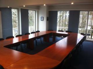 Bureaux lumineux et spacieux situés dans un immeuble de bureaux entièrement rénové récemment. Le bâtiment a une belle vue sur l'avenue des Arts et le petit Ring de Bruxelles. Il est idéalement situé à proximité de l'intersection principale Arts / Loi, de la station de métro et du quartier d'affaires européen Quartier Léopold. La propriété est équipée de revêtement de sol et est chauffée au centre. Le bâtiment est pré-câblé et donc prêt à l'emploi. Il dispose également d'un ascenseur récemment  rénové avec accès sécurisé par clé pour assurer la sécurité dans le bâtiment.<br />Parking: 1.800 €/emplacement/an