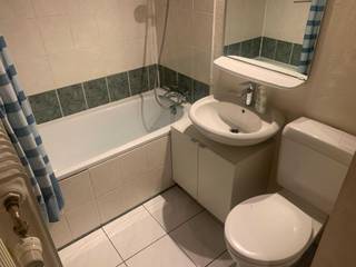 Zonnig 1-slaapkamerstudio in hartje Leuven.<br /><br />Op zoek naar een gezellige en lichtrijke ruimte op een toplocatie in centrum Leuven?<br />Dit één-slaapkamerappartement van +/- 40 m² ligt op wandelafstand van Kruidtuin en campus <br />Gasthuisberg.<br /><br /> Indeling:<br />-Lichtrijke leefruimte met open keuken.<br />-Terrasje <br />-Aparte slaapkamer<br />-Badkamer met bad/douche combinatie, lavabo en toilet.<br /><br />Troeven:<br />-Zeer goede ligging, vlakbij openbaar vervoer, Kruidtuin en campus Gasthuisberg. <br />-Ideaal voor student of doctoraatsstudent of eventueel starters.<br /><br />Praktisch:<br />-Oppervlakte +/- 40 m².<br />-Huurprijs: €700 + €120 voorschot TV, internet, verwarming, elektriciteit en water