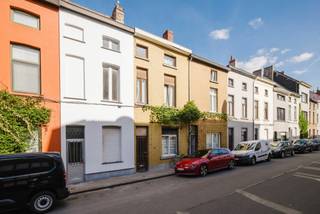 LIGGING<br /><br />Gelegen in Gent bevindt zich deze te renoveren woning met tal van mogelijkheden. De woning is gelegen in de Makelaarstraat, een aangename en goed bereikbare locatie met een vlotte verbinding naar het centrum van Gent en de belangrijkste invalswegen.<br />In de onmiddellijke omgeving bevinden zich diverse winkels, horecazaken, scholen en andere voorzieningen. Ook het openbaar vervoer is vlot bereikbaar. Dankzij de centrale ligging vormt deze woning een interessante uitvalsbasis voor wie graag in Gent woont en tegelijk waarde hecht aan bereikbaarheid en nabijheid van alle dagelijkse voorzieningen.<br /><br />INDELING<br /><br />Deze te renoveren woning biedt, mits de nodige renovatiewerken, verschillende mogelijkheden en kan volledig naar eigen smaak en behoeften worden ingericht.<br />Op het gelijkvloers bevinden zich de leefruimte en de keuken, aangevuld met het apart toilet. De huidige indeling biedt mogelijkheden om de ruimtes opnieuw in te delen en te optimaliseren.<br />Op de eerste verdieping bevindt zich de eerste slaapkamer en badkamer. Daarnaast beschikt de woning over een ingerichte zolderruimte die nog eens twee slaapkamers biedt.<br />Dankzij de centrale ligging, de bestaande structuur en het aanzienlijke renovatiepotentieel biedt deze eigendom een interessante opportuniteit voor wie op zoek is naar een woning in Gent die volledig naar eigen wensen kan worden gerenoveerd.<br /><br />Vragen of een bezoek?<br />Andreas Burssens – 0472 61 00 00