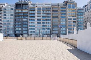 Instapklaar en grondig gerenoveerd vakantie-appartement op een uitstekende ligging op de Zeedijk aan de Blue Buddha Beach in Duinbergen...
