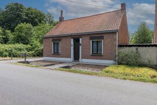 Gezellige te renoveren woning op zeer ruim perceel (16a51ca).<br /><br />Bent u op zoek naar een gezellige woning met één of twee slaapkamers om uw renovatiedromen op los te laten?<br />Dan bent u hier op de juiste plaats. <br /><br />Dit zuid-gericht perceel van maar liefst 16a51ca biedt u op een centrale locatie een ruime tuin en buitengelegenheid. <br /><br />Op het gelijkvloers beschikt de woning over een slaapkamer, woonkamer met aansluitende keuken, aparte ruimte met toilet en douche en de inkomhal. <br />Op de eerste verdieping een kamer extra, mogelijks om te vormen naar slaapkamer en de zolder geeft leuke mogelijkheden naar afwerking. <br /><br />Er is een kelder aanwezig alsook een ruime garage en er zijn voldoende parkeergelegenheden op het perceel.<br /><br />Voor een bezichtiging of meer info, contacteer ons op het nummer 014 58 02 08 of via info@immovl.be!