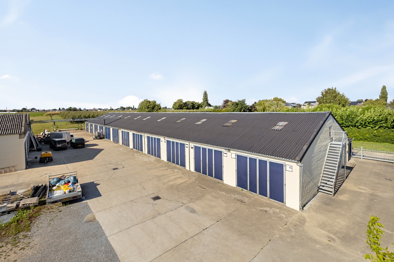 Twee percelen grond met loodsen te koop – Strategisch gelegen langs de Maastrichtersteenweg in Riemst - foto 1