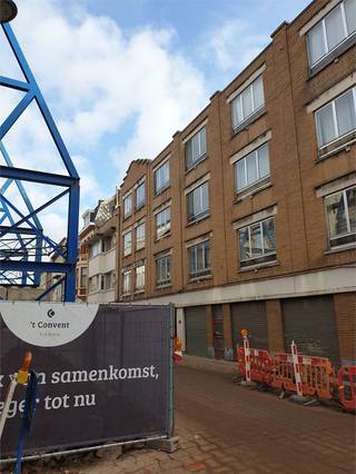 Op de derde verdieping vinden we dit gerenoveerde appartement op wandelafstand van de Grote Markt, winkels, scholen enzoverder.Via de inkomhal vinden...