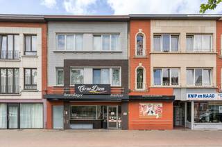 <p>Opbrengsteigendom in het centrum van Mortsel met een commercieel gelijkvloers van 147 m².</p>

<p> </p>

<p>Deze opbrengsteigendom aan de Antwerpsestraat in Mortsel combineert een uitstekende locatie met een volledige renovatie in 2024. Dankzij de centrale ligging nabij winkels, scholen, openbaar vervoer, park en belangrijke invalswegen geniet dit pand van een sterke bereikbaarheid en visibiliteit. Het commerciële gelijkvloers van maar liefst 147 m² biedt tal van mogelijkheden voor handel, kantoor of vrije beroepen. Daarnaast beschikt het gebouw over een ruime woonentiteit met 5 slaapkamers (8 mogelijk) en 2 badkamers, wat dit pand bijzonder interessant maakt als investering of combinatie wonen en werken. De vernieuwde afwerking zorgt voor een instapklaar geheel in een levendige woonkern.</p>

<p>Belangrijkste ruimtes:<br />• Commercieel gelijkvloers van 147 m² geschikt voor diverse activiteiten<br />° 3 slaapkamer appartement van 101m2 op de 1e verdieping<br />° 2 slaapkamer appartement van 84m2 op de 2e verdieping<br />• 2 badkamers functioneel ingericht<br />• Terrassen met buitenruimte<br />° Optopping mogelijk om 2 extra slaapkamers te creëeren.<br />° Alle apparaturen van de commerciële ruimte zijn inclusief inbegrepen.<br />° Bijkomend vergund rooftop terras van +-20m2.</p>

<p> </p>

<p>Troeven:<br />• Centrale ligging in Mortsel nabij openbaar vervoer, scholen en invalswegen<br />• Appartement op het eerste verdieping is volledig gerenoveerd in 2024<br />• Commercieel handelelsruimte mogelijk om van bestemming te wijzigen naar een gelijkvloers appartement.</p>

<p> </p>

<p>Neem vandaag nog contact op met je ERA-makelaar voor een bezoek.</p>

<p> </p>

<p>JOUW DROOM+OPBRENGSTEIGENDOM. ZO GEVONDEN!</p>
