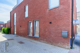 In een rustig straatje, op wandelafstand van centrum Zottegem, vinden we dit recente appartement, toegankelijk langs een afzonderlijke ingang en met een privé tuintje en terras. Het appartement omvat een ruime inkomhall met ingemaakte kasten en gastentoilet. Verder is er een ruime leefruimte met open, ingerichte keuken. Het appartement beschikt over één grote slaapkamer, één kleinere slaapkamer, een badkamer met wasmeubel en inloopdouche en een berging. Tuin en terras zijn toegankelijk langs een schuifraam vanuit de living én via een toegangspoortje langs de oprit. Topper ! Voor meer inlichtingen of een bezoek, contacteer Veronique 0483/676579