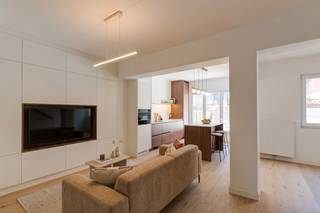 Dit prachtige appartement is gelegen in een gebouw met 3 appartementjes in centrum Lier . Het is volledig gerenoveerd in 2025 en ligt op de eerste verdieping. De bewoonbare oppervlakte van het appartement is 78 vierkante meter. De living is een L vorm en heeft een open maatwerk keuken met alle toestellen. De inbouwkasten in de living hebben ruimte gelaten voor een tv bij de zithoek. Verder heeft het appartement 2 slaapkamers aan de straatzijde. Daarnaast beschikt het appartement over 1 badkamer ( met douche en lavabo) die ook volledig gerenoveerd is. De badkamer is voorzien van van een aansluiting voor wasmachine/droogkast. Er is een apart toilet . Er is doorlopend parket, wat een warm gevoel geeft. Het terras bereik je door drie trapjes op te gaan; dan kan je in het zonnetje zitten. <br /><br />Het appartement heeft een EPC-waarde van 121 en heeft hiermee energielabel B. Dit betekent dat het appartement zeer energiezuinig is en zorgt voor lage energiekosten. De verwarming is een CV ketel op gas. <br /><br />De ligging van het appartement is ook TOP gelegen met winkels, scholen en openbaar vervoer op korte afstand. Er ook voldoende parkeergelegenheid (met vergunning) in de buurt. De straat loopt dood op de Grote Markt. Er is een gemeenschappelijke fietsenberging in het gebouw.