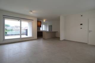 <strong>Instapklaar appartement</strong> te huur gelegen langs de Scheepvaartstraat 13 te Gent.<br />Dit appartement beschikt over alle <strong>hedendaagse comfort</strong> en is bovendien <strong>bijzonder lichtrijk</strong>!<br />Het is uitstekend gelegen in Gent, dichtbij Dok Noord, met een vlotte verbinding naar het centrum en de belangrijkste invalswegen.<br />Ideaal voor wie rustig wil wonen met de stad binnen handbereik.<br /><br />Het appartement heeft een bewoonbare oppervlakte van 82 m² en beschikt over een zonnige, <strong>Zuidgericht terras </strong>waar je de hele dag van de zon kan genieten. <br />Het appartement bestaat uit een <strong>ruime en lichtrijke leefruimte </strong>met <strong>open keuken.</strong><br />De keuken is<strong> volledig geïnstalleerd </strong>met o.a. oven, frigo en vaatwasser. Verder is er nog een <strong>ruime (was)berging</strong>.<br />Er zijn <strong>twee volwaardige slaapkamers</strong>, een <strong>badkamer </strong>en een <strong>apart toilet</strong>.<br />In de huurprijs zit reeds een <strong>privé garagebox inbegrepen</strong>, daarnaast is er ook een <strong>gemeenschappelijke fietsenberging</strong>. Er zijn <strong>geen syndicuskosten.</strong> <br /><br />Nog enkele pluspunten van dit appartement:<br /><strong>🚗 PRIVÉ GARAGEBOX EN FIETSENBERGING INBEGREPEN<br />💸 GEEN SYNDICUSKOSTEN</strong><br /><strong>✨ ENERGIEZUINIG: ZONNEPANELEN <br />⚪ VOLLEDIG GESCHILDERD <br />🛋️ INCL. LICHTARMATUREN EN LAMELLEN<br />☀️ ZUIDGERICHTE TERRASSEN EN TUIN<br />🍀 RUSTIG GELEGEN </strong><br /><em>Leuke extra! Je kan gebruik maken van een promotie bij Telenet of Proximus.<br />Bij de leverancier naar keuze krijg je 6 maanden gratis internet/TV/telefonie.</em><br /><br /><strong>Huurprijs € 1.250 per maand.<br />Het appartement is onmiddellijk beschikbaar.</strong><br /><br />Bezoeken zijn enkel aan te vragen via MijnHuurprofiel:https://mijnhuurprofiel.be/property/0ee85e93-5d02-4070-a4b3-973dc7c411b9/login<br />DOMICILIE VERPLICHT