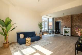 <p>Meer foto's en alle informatie vindt u op www.kop.immo.<br /><br />Lichtrijk hoekappartement met karakter op het Kiel, volledig gerenoveerd in 2023. <br /><br />Julius De Geyterstraat 207 ligt op een vlot bereikbaar punt op het Kiel. Ring, verbindingswegen en openbaar vervoer zijn allemaal vlakbij. Dagelijkse winkels bereik je te voet. Het Middelheimpark, Park den Brandt en het Nachtegalenpark liggen op vijf minuten fietsen. <br /><br />Het appartement bevindt zich op de eerste verdieping van een kleinschalig gebouw. Door de hoekpositie heeft de leefruimte ramen op twee gevels, wat zorgt voor opmerkelijk veel daglicht. <br />Via de inkomhal, met afzonderlijk toilet, kom je in de ruime leefruimte. <br />Er zijn twee slaapkamers, waarvan één met een extra dressing. <br />De volledig ingerichte keuken beschikt over een ruime bergruimte. <br />De badkamer is voorzien van een douche en spoelbak. <br /><br />Het gebouw werd in 2023 gerenoveerd. De elektrische keuring is blanco, de maandelijkse lasten zijn laag en het pand is onmiddellijk beschikbaar. EPC label B (128 kWh/m²/j). <br /><br />Extra: kelderberging voorzien.<br /><br />Stedenbouwkundige inlichtingen in aanvraag.</p>