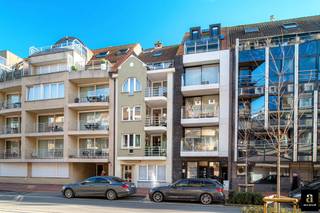 Instapklaar appartement gelegen op een centrale ligging te Knokke, vlakbij de winkels en op fietsafstand van de zee. Het appartement werd smaakvol gerenoveerd en heeft een mooi inpandig terras vooraan en telt 2 grote slaapkamers.<br /><br />Indeling: inkom met gastentoilet en vestiaire. Lichtrijke woonkamer met eethoek en toegang tot het terras. Volledig ingerichte open keuken voorzien van alle comfort. Master bedroom met ingemaakte kasten en aansluitende douchekamer. Tweede volwaardige slaapkamer met ingemaakte kasten en douchekamer. Het appartement is afgewerkt met hoogwaardige materialen. Privatieve kelder en fietsenberging. Kleinschalige residentie.