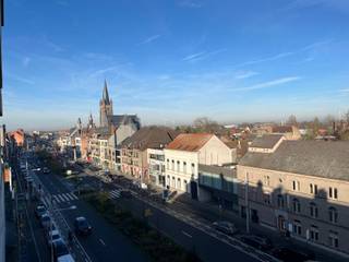 Bent u op zoek naar een lichtrijk appartement met uitzonderlijk veel ruimte en 3 slaapkamers op centrale locatie? Mis deze kans niet.Bovendien geniet...