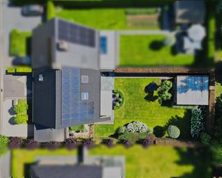 <p>Stijlvolle afgewerkte halfopen gezinswoning op een toplocatie in Nevele, rustig en residentieel gelegen op een perceel van 554m² met een bewoonbare oppervlakte van 205m². De woning bevindt zich op wandelafstand van winkels, scholen en openbaar vervoer en geniet van een vlotte verbinding naar de autosnelweg. <br />De indeling omvat een inkomhal met gastentoilet, een lichtrijke leef- en eetruimte, een apart bureel, een volledig geïnstalleerde leefkeuken met aansluitende berging, aparte wasruimte en 2<sup>e</sup> toilet gelijkvloers, inpandige garage en een prachtig aangelegde tuin zonder inkijk. Op de verdieping bevinden zich vier volwaardige slaapkamers en een ruime badkamer met ligbad, douche, dubbele lavabo en toilet en een praktische zolder nu gebruikt als berging.<br /><br />Bekijk hier de video.</p>
Extra troeven:<br />
<ul>
<li>Energiezuinig EPC B met 136 kwh/m2 jaar</li>
<li>30 zonnepanelen (groene stroomcertificaten tot 2031 (ca. 5 certificaten per jaar 330 €/stuk)</li>
<li>Airco's</li>
<li>Waterverzachter</li>
<li>Perceel: 554m²</li>
<li>Bew. oppervlakte: 205m²</li>
<li>Prachtig aangelegde tuin zonder inkijk</li>
<li>Tuinberging</li>
<li>Ingemaakte kasten (slaapkamers, garage, wasruimte)</li>
<li>Carport (2021)</li>
<li>Bovenverdieping : vernieuwde vloeren, binnendeuren en V-luxramen <strong> </strong>2021</li>
<li>Inpandige garage</li>
<li>Alu sectionale poort en alu voordeur 2023</li>
<li>4 volwaardige slaapkamers</li>
<li>Op wandelafstand van alle voorzieningen</li>
<li>Vlotte verbinding naar de autosnelweg</li>
</ul>
Beschikbaar: september 2027 in overleg<br /><br />Bekijk hier de virtuele tour: https://vt.plushglobalmedia.com/tour/TT1AEDIVXS<br />
<p>Te koop zonder makelaar via Smart Houses. Wenst u meer informatie of een bezoek? Contacteer rechtstreeks de eigenaar +32473423144</p>