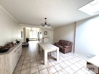 Op zoek naar een charmante woning op een toplocatie? Deze gezellige stadswoning bevindt zich in het centrum van Sint-Truiden, met scholen, winkels...